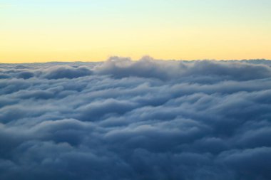 Gün batımında bir uçuş. Uçaktan kabin görüntüsü
