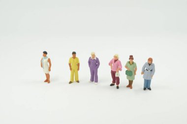 Yönetim kurulunda bir kadın figürü var.