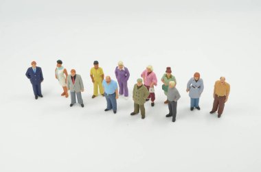 Grup figürlerinin eğlencesi insanlar ayakta duruyor.