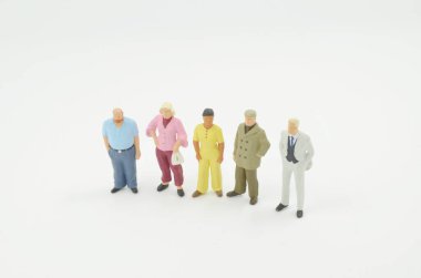 Grup figürlerinin eğlencesi insanlar ayakta duruyor.