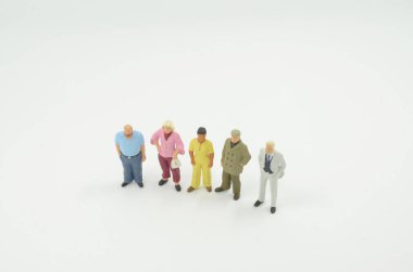 Grup figürlerinin eğlencesi insanlar ayakta duruyor.