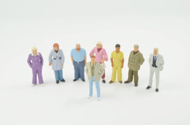 Grup figürlerinin eğlencesi insanlar ayakta duruyor.