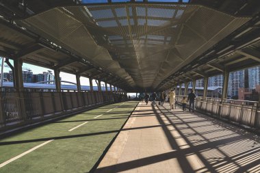 18 Aralık 2022 Tiu Keng Leng 'in yerleşim bölgesinde yaya geçidi