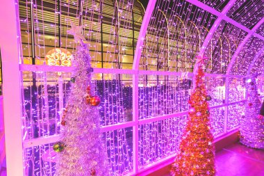 21 Aralık 2022 Noel panayırı Shatin Plaza 'yı aydınlatıyor.