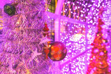 21 Aralık 2022 Noel panayırı Shatin Plaza 'yı aydınlatıyor.