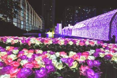 21 Aralık 2022 Noel panayırı Shatin Plaza 'yı aydınlatıyor.