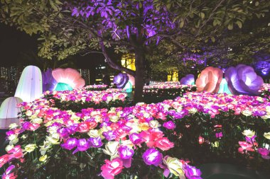 21 Aralık 2022 Noel panayırı Shatin Plaza 'yı aydınlatıyor.