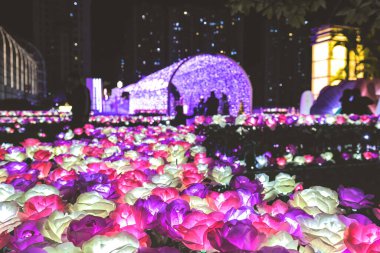 21 Aralık 2022 Noel panayırı Shatin Plaza 'yı aydınlatıyor.