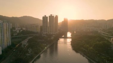 Shing Mun Nehri, Sha Tin, Hong Kong Gün batımında 21 Aralık 2022