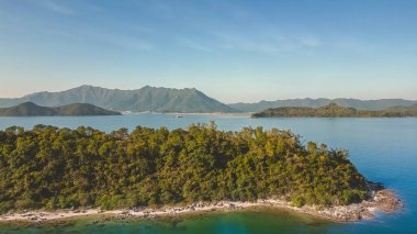 Ma On Shan, Hong Kong 'daki 23 Aralık 2022 Denizyıldızı Körfezi kıyısı..