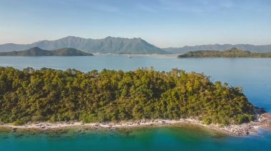 Ma On Shan, Hong Kong 'daki 23 Aralık 2022 Denizyıldızı Körfezi kıyısı..