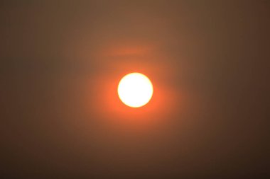 Güneşe yakın, güneş batımı konsepti