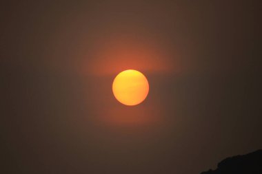 Güneşe yakın, güneş batımı konsepti
