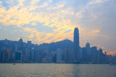 Hong Kong Viktorya Limanı 'nda gün batımının altın saatinde. 4 Kasım 2012