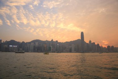 Hong Kong Viktorya Limanı 'nda gün batımının altın saatinde. 4 Kasım 2012