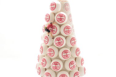 Ping Çin pulu, mini figür çörekleri toplar.