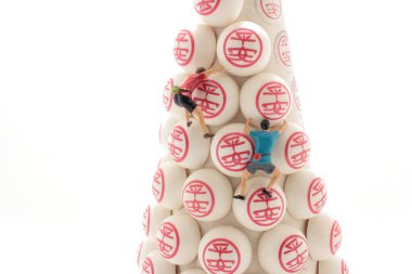 Ping Çin pulu, mini figür çörekleri toplar.