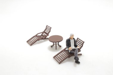 Gazete okuyan bir adam figürü.