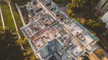 26 Aralık 2022 'de yapım aşamasındaki bir binanın çitine reklam.