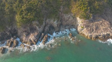 Kayalık bir adanın görüntüsü, mercan resifi kaya kıyısı.