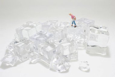 Hizmetçi ya da ev hanımı buzda temizlik yapar..