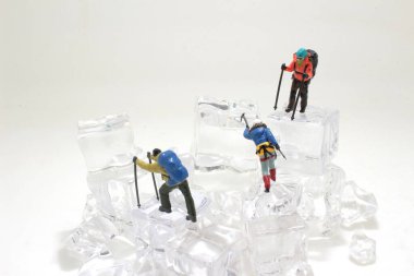 Tırmanma ekipmanları ve buz baltaları olan beyaz bir adam.