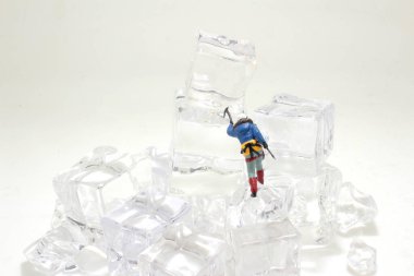 Tırmanma ekipmanları ve buz baltaları olan beyaz bir adam.