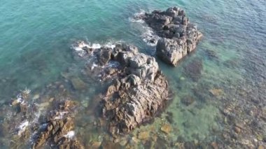 Kayalık bir adanın görüntüsü, mercan resifi kaya kıyısı.