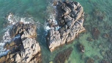 Kayalık bir adanın görüntüsü, mercan resifi kaya kıyısı.