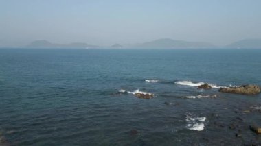 Kayalık bir adanın görüntüsü, mercan resifi kaya kıyısı.