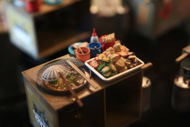 11 Ağustos 2012 mini oyuncak binalar, arabalar ve insanlar. Şehir ölçeği