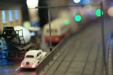 11 Ağustos 2012 mini oyuncak binalar, arabalar ve insanlar. Şehir ölçeği