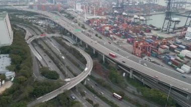 Otoyol çok katlı kavşak yolu hareket halindeki arabalarla, Kwai Chung Otoyolu 31 Aralık 2022