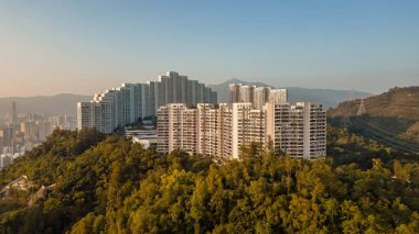 31 Aralık 2022 Hong Kong, Tai Wo Shan 'da kalabalık bir apartman bloğu.