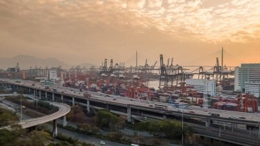 Otoyol çok katlı kavşak yolu hareket halindeki arabayla, Kwai Chung Otoyolu 31 Aralık 2022