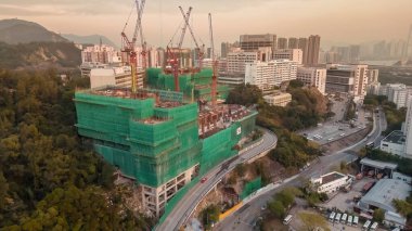 31 Aralık 2022 Kowloon, Tai Wo Shan 'da kalabalık bir apartman bloğu.