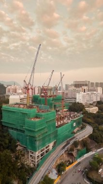 31 Aralık 2022 Kowloon, Tai Wo Shan 'da kalabalık bir apartman bloğu.