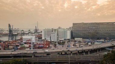 Otoyol çok katlı kavşak yolu hareket halindeki arabayla, Kwai Chung Otoyolu 31 Aralık 2022