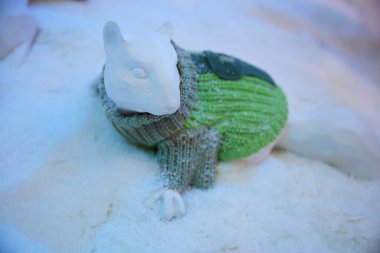 1 Aralık 2012, alışveriş merkezindeki hayvan figürünün Noel süslemesi.