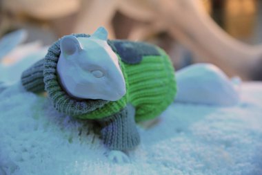 1 Aralık 2012, alışveriş merkezindeki hayvan figürünün Noel süslemesi.