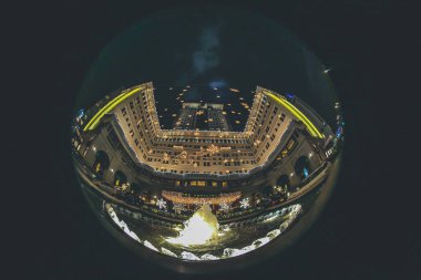 9 Aralık 2012 Noel Baba, Peninsula Otel 'deki aydınlatma süslemeleri.