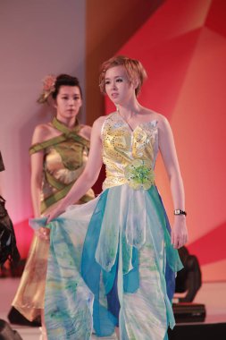 Moda gösterisi, 4 Ağustos 2012 'de yürüyen mankenler.