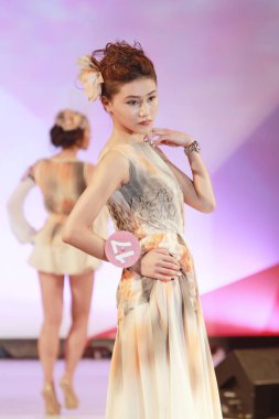 Moda gösterisi, 4 Ağustos 2012 'de yürüyen mankenler.