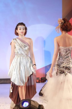 Moda gösterisi, 4 Ağustos 2012 'de yürüyen mankenler.