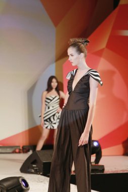 Moda gösterisi, 4 Ağustos 2012 'de yürüyen mankenler.