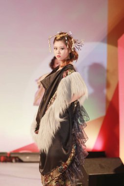 Moda gösterisi, 4 Ağustos 2012 'de yürüyen mankenler.