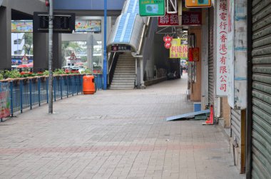 modern kentsel şehir yaya köprüsü üzerinde göster