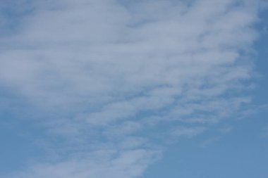 Mavi gökyüzündeki beyaz bulutlar arka plan için mükemmel