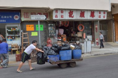 2013 Mayıs 'ında 4 işçi ağır yüklü tramvay veya el arabasını trafikte çekiyor
