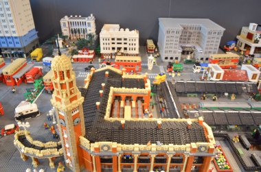 11 Mayıs 2013 Plastikten yapılmış, şehir hayatı oyuncaklarla dolu